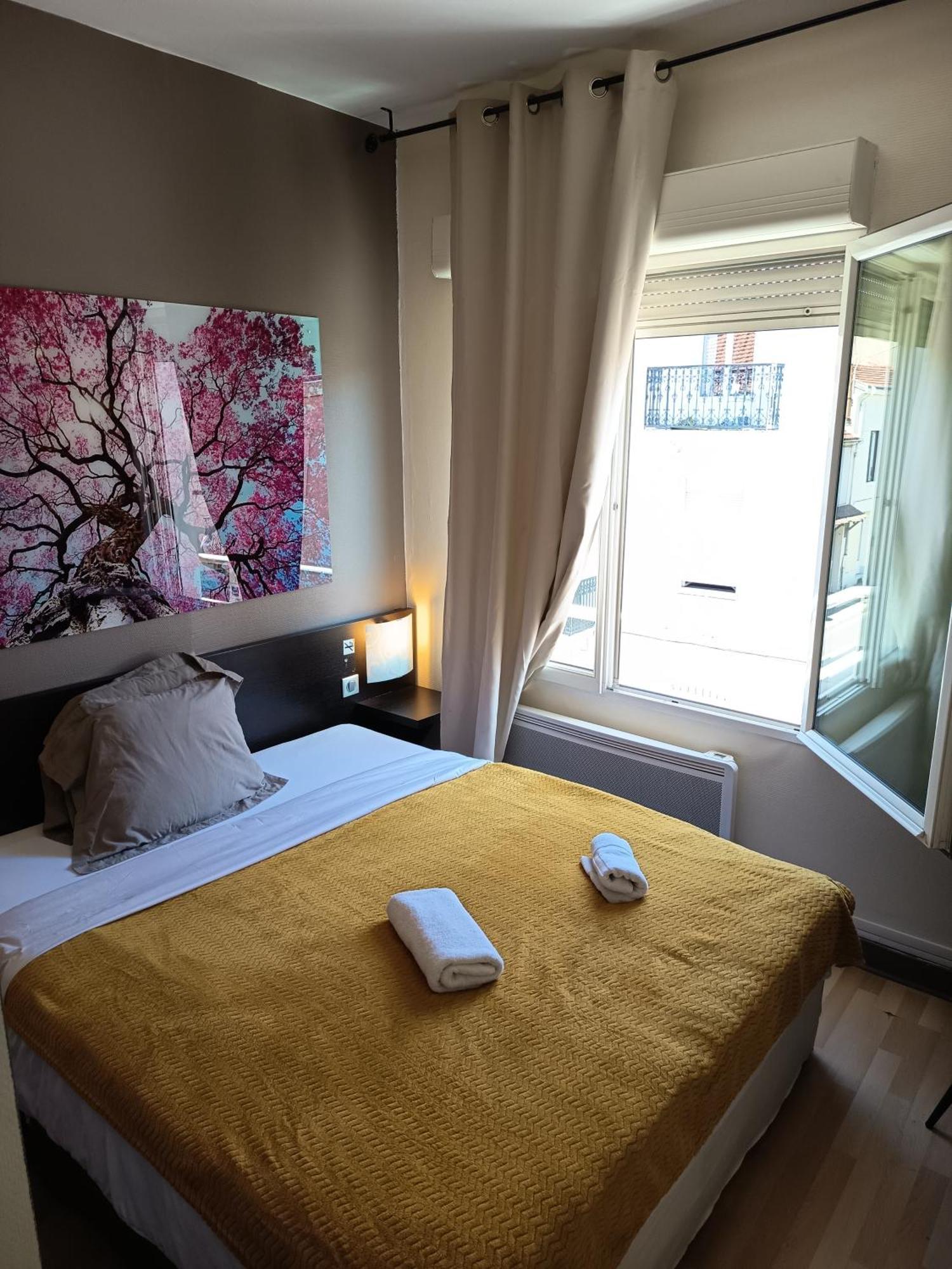 Hotel De La Gare 페리괴 외부 사진